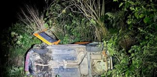 Auto se desbarranca en las faldas del Cerro de La Charanda; hay 2 heridos Vehículo accidentado al fondo de un barranco en las faldas del cerro de La Charanda en la ciudad de Uruapan.
