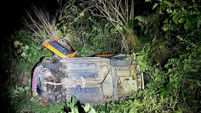 Vehículo accidentado al fondo de un barranco en las faldas del cerro de La Charanda en la ciudad de Uruapan.