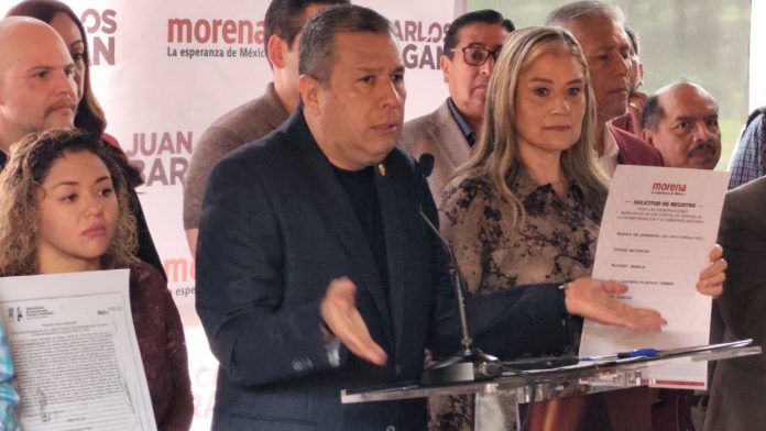El diputado local Juan Carlos Barragán Vélez durante su mensaje tras registrarse en el proceso interno de Morena por Morelia.