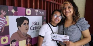 Beca Rita Cetina 2026: Estos son los últimos apellidos que cobran del 12 al 16 de octubre Madre de familia y estudiante de secundaria consultando el saldo de la Beca Rita Cetina 2026 en un cajero del Banco del Bienestar.