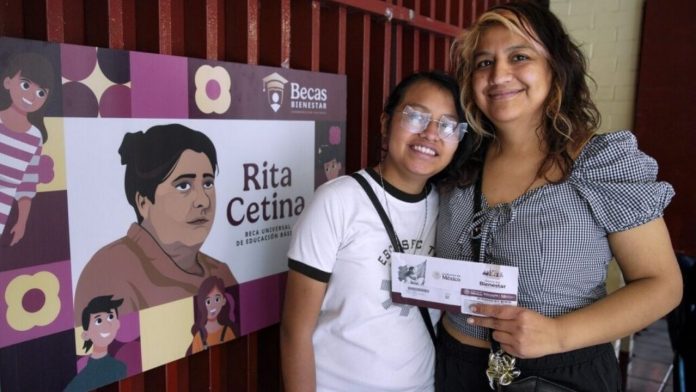Madre de familia y estudiante de secundaria consultando el saldo de la Beca Rita Cetina 2026 en un cajero del Banco del Bienestar.