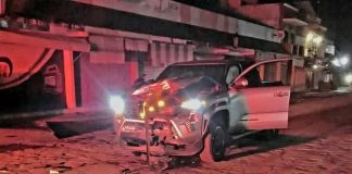 Brutal choque de frente entre camioneta y moto deja un fallecido, en Jiquilpan