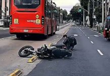 #VIDEO // Captan a motociclista a punto de ser arrollado en carril confinado en CDMX
