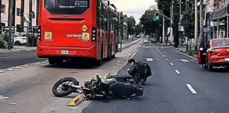 #VIDEO // Captan a motociclista a punto de ser arrollado en carril confinado en CDMX