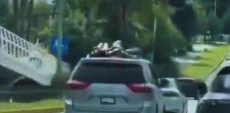 #VIDEO // Captan a mujeres viajando en el techo de una camioneta en Puebla Dos mujeres viajando completamente acostadas sobre el techo de una minivan gris en movimiento sobre la Vía Atlixcáyotl en Puebla.