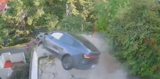 #VIDEO// Captan en video aparatoso choque y caída de vehículo en Lomas del Chamizal,Cuajimalpa
