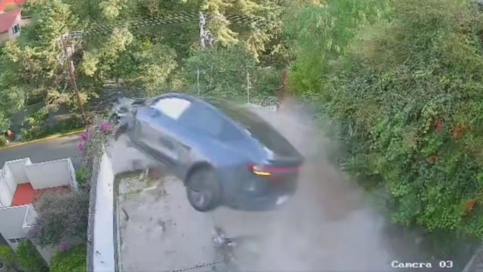 Captan en video aparatoso choque y caída de vehículo en Lomas del Chamizal