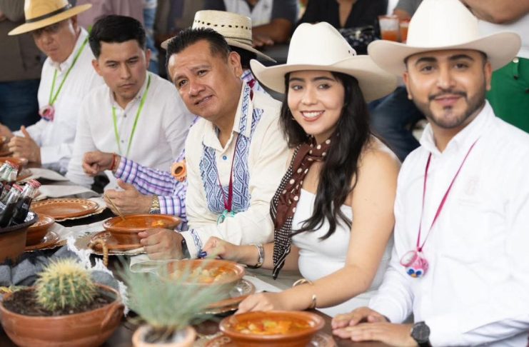 Carlos Torres Piña lidera las encuestas por su trabajo cercano a las comunidades: Yohana Mendoza