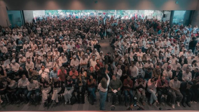 Carlos Torres Piña y Gladyz Butanda Macías durante el encuentro con más de 3 mil líderes en Morelia, Michoacán.