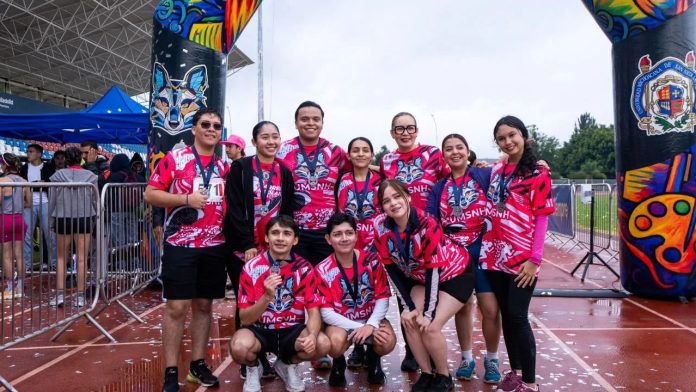 Cifra récord de participantes en la 13ª carrera atlética nicolaita; Yarabí Ávila entrega medallas