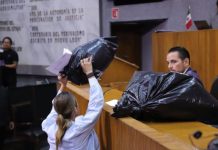 Diputada del PAN protesta con bolsas de basura ante director de Simeprode en Nuevo León