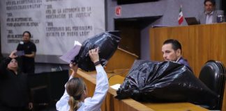 Diputada del PAN protesta con bolsas de basura ante director de Simeprode en Nuevo León