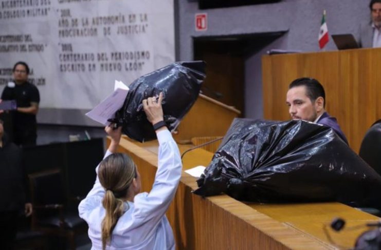 Diputada del PAN protesta con bolsas de basura ante director de Simeprode en Nuevo León