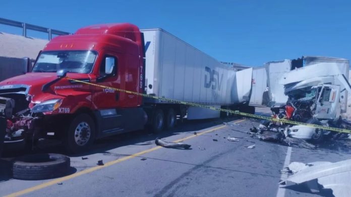 Tráiler de carga volcado sobre la carpeta asfáltica tras un choque múltiple en la carretera libre a Laredo, en Sabinas Hidalgo, Nuevo León.