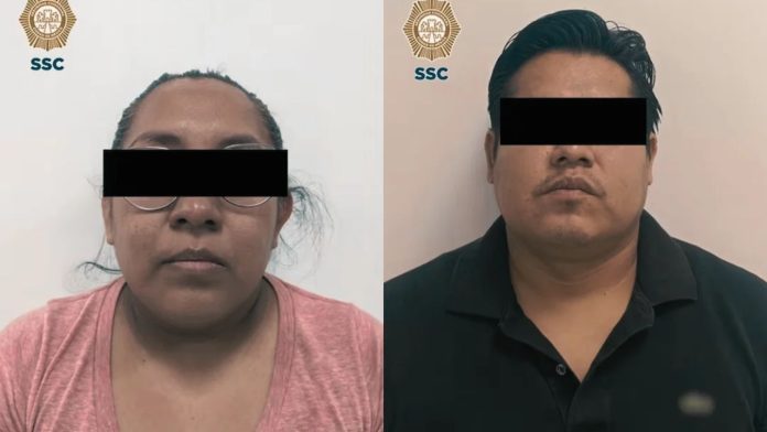 Elementos de seguridad tras la detención de dos personas acusadas de fraude con créditos de tiendas departamentales.