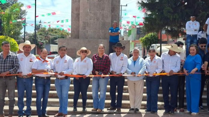Gabriel Molinero rehabilita Monumento a Hidalgo y Morelos en Charo El presidente municipal Gabriel Molinero durante el corte de listón de la rehabilitación del Monumento a Hidalgo y Morelos en Charo, Michoacán.