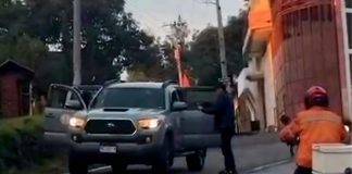 # VIDEO // A punta de pistola roban camioneta a su propietario, en la carretera Uruapan-San Juan Nuevo