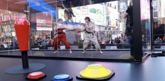 #VIDEO // ¡Round 1, Fight! Street Fighter cobra vida con una épica máquina arcade gigante en Nueva York