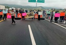 Habitantes de Copándaro bloquean la autopista México-Guadalajara