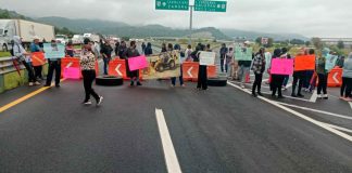 Habitantes de Copándaro bloquean la autopista México-Guadalajara