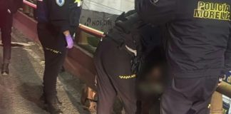 Hallan a hombre muerto y recargado en barandal de un puente del Libramiento Norte de Morelia