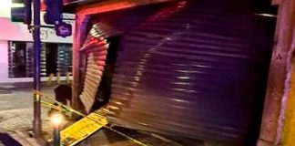 Delincuentes causan daños en un local comercial y arrojan bomba molotov, en el Centro de Uruapan