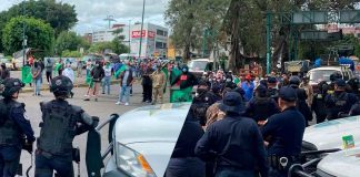Integrantes del FNLS son contenidos por operativo policial en Calzada La Huerta, Morelia