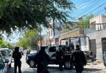 Joven hiere con cuchillo a su padre tras discusión en Monterrey, Nuevo León Patrulla de la Policía de Monterrey y ambulancia de la Cruz Roja atienden riña entre padre e hijo en Nuevo León.