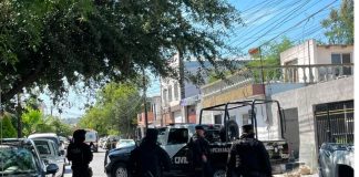 Joven hiere con cuchillo a su padre tras discusión en Monterrey, Nuevo León Patrulla de la Policía de Monterrey y ambulancia de la Cruz Roja atienden riña entre padre e hijo en Nuevo León.