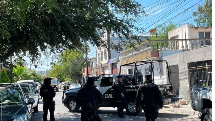 Patrulla de la Policía de Monterrey y ambulancia de la Cruz Roja atienden riña entre padre e hijo en Nuevo León.