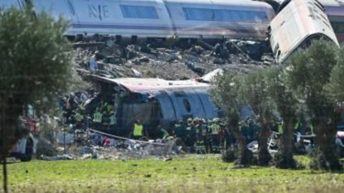 La primera hipótesis del terrible accidente ferroviario en España apunta a un error humano_ hay tres días de duelo nacional