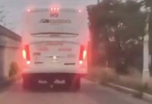#VIDEO // Menor viaja debajo de un camión desde Cadereyta en Querétaro Chofer y automovilista descubren a un joven escondido en el espacio de la llanta de refacción de un autobús en Querétaro.