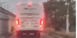 #VIDEO // Menor viaja debajo de un camión desde Cadereyta en Querétaro Chofer y automovilista descubren a un joven escondido en el espacio de la llanta de refacción de un autobús en Querétaro.