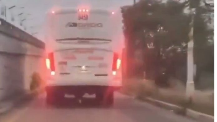 Chofer y automovilista descubren a un joven escondido en el espacio de la llanta de refacción de un autobús en Querétaro.