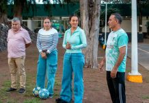 Moni Valdez otorga becas para que niños de Zacapu continúen practicando fútbol