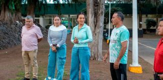 Moni Valdez otorga becas para que niños de Zacapu continúen practicando fútbol