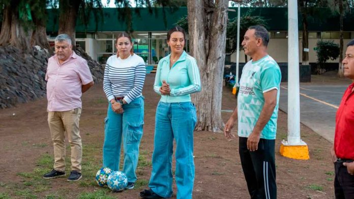 Moni-Valdez-otorga-becas-para-que-niños-de-Zacapu