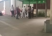 Mujer da a luz en parada de camión tras ser rechazada del Hospital Metropolitano de Nuevo León Familiares y personal médico auxilian a una mujer que dio a luz en una parada de camión urbana al exterior del Hospital Metropolitano.