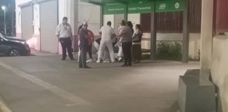 Mujer da a luz en parada de camión tras ser rechazada del Hospital Metropolitano de Nuevo León Familiares y personal médico auxilian a una mujer que dio a luz en una parada de camión urbana al exterior del Hospital Metropolitano.