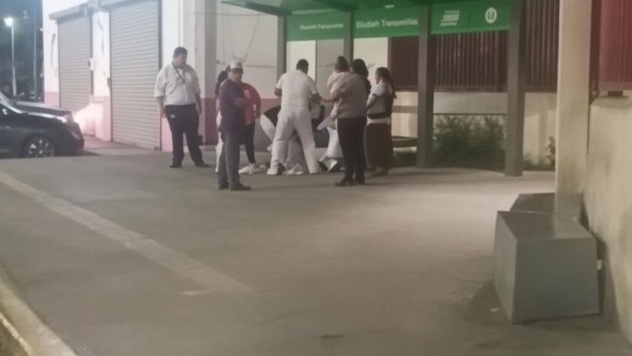 Mujer da a luz en parada de camión tras ser rechazada del Hospital Metropolitano de Nuevo León Familiares y personal médico auxilian a una mujer que dio a luz en una parada de camión urbana al exterior del Hospital Metropolitano.