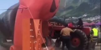#VIDEO// Mujer pierde el control de tractor y destruye decoración en en el Pumpkin Dash