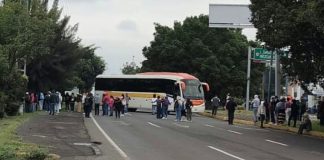 Normalistas bloquean el Libramiento Surponiente de Morelia