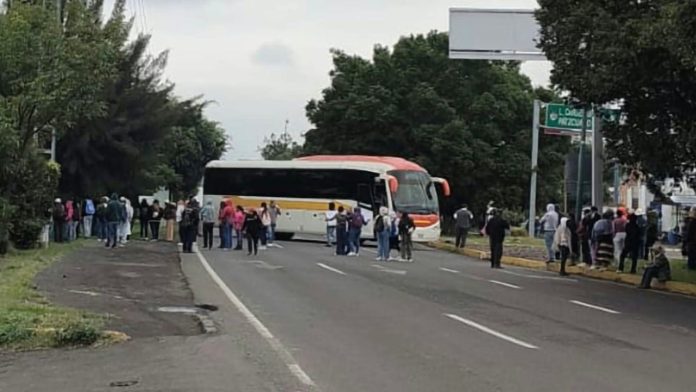 Normalistas bloquean el Libramiento Surponiente de Morelia