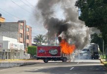 Normalistas queman camión repartidor y bloquean el Libramiento de Morelia