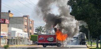 Normalistas queman camión repartidor y bloquean el Libramiento de Morelia