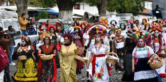 Pátzcuaro celebra su tradición artesanal con desfile e inauguración del Tianguis de la Noche de Ánimas 2026