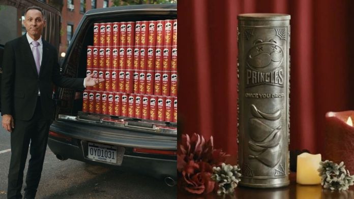 Pringles lanzó una curiosa campaña de Halloween en Estados Unidos que ofrece una urna funeraria con forma de su clásica lata (1) Urna metálica personalizada con forma de lata de papas Pringles creada para el sorteo de Halloween en Estados Unidos.
