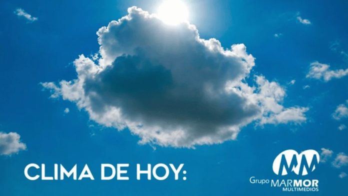 Vista parcial del cielo nublado en Morelia durante este domingo con pronóstico de lluvias ligeras.