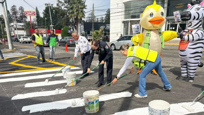 Recuperan banquetas para peatones en Lázaro Cárdenas como parte de cruzada por la movilidad
