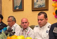 Tzintzuntzan preserva tradición de Noche de Ánimas y critica tumbas falsas y flor plástica en Pátzcuaro